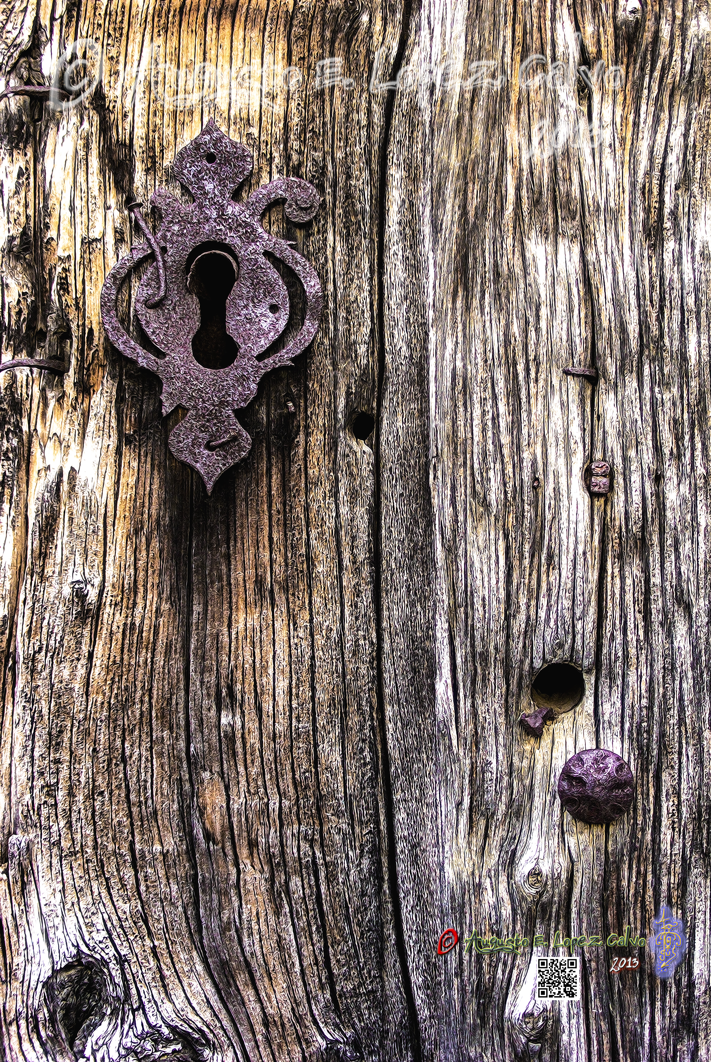 Antigua cerradura en vieja puerta de madera.jpg